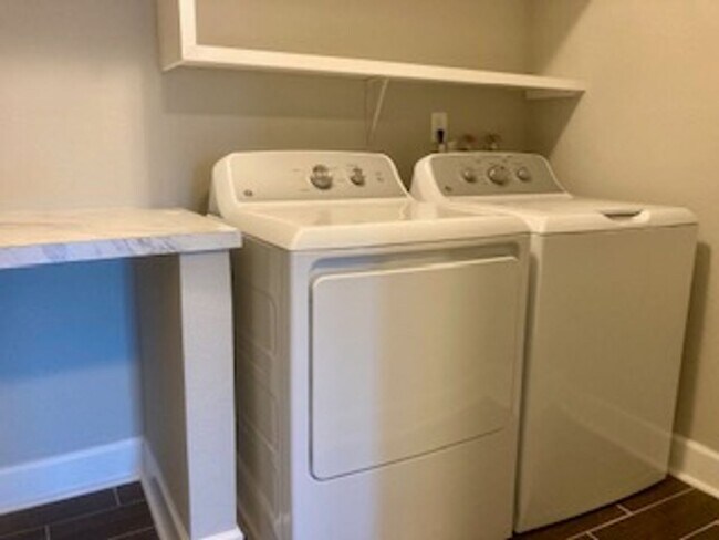 Building Photo - Waterfront condo with community pool!
