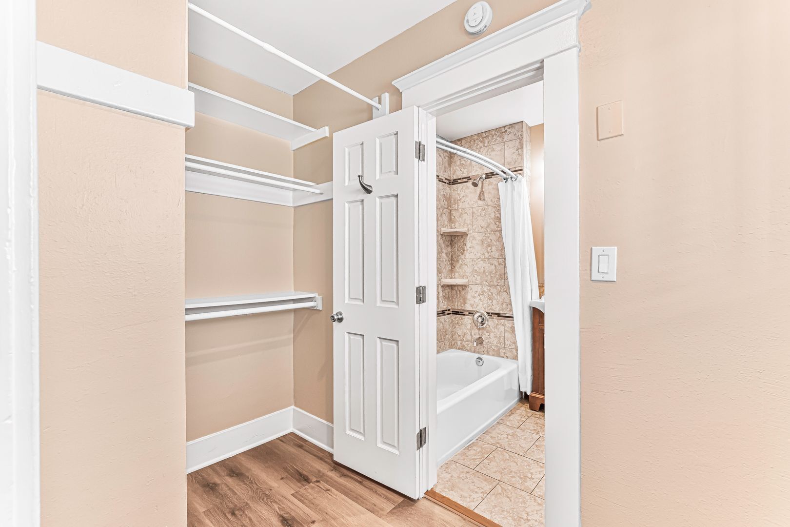 Building Photo - 1460 Gaviota Ave