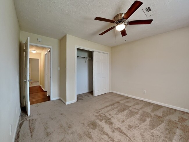 Building Photo - 3 bed 2 bath with a HUGE backyard!
