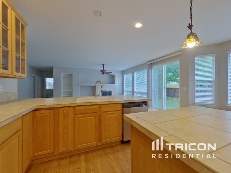 Building Photo - 17703 E Cloudberry Dr