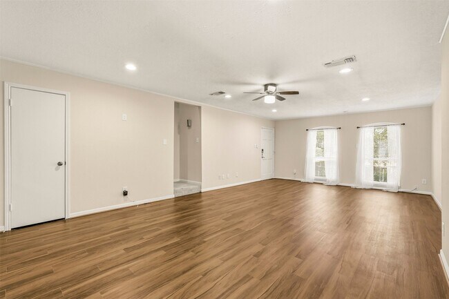 Building Photo - 496 N Post Oak Ln