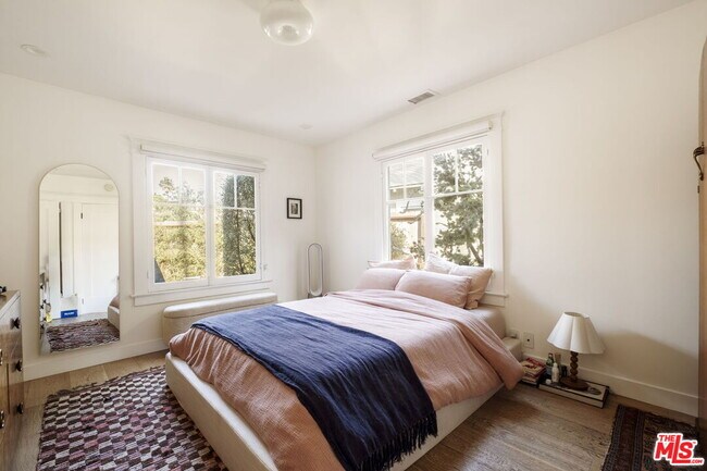 Building Photo - 601 Crestmoore Pl