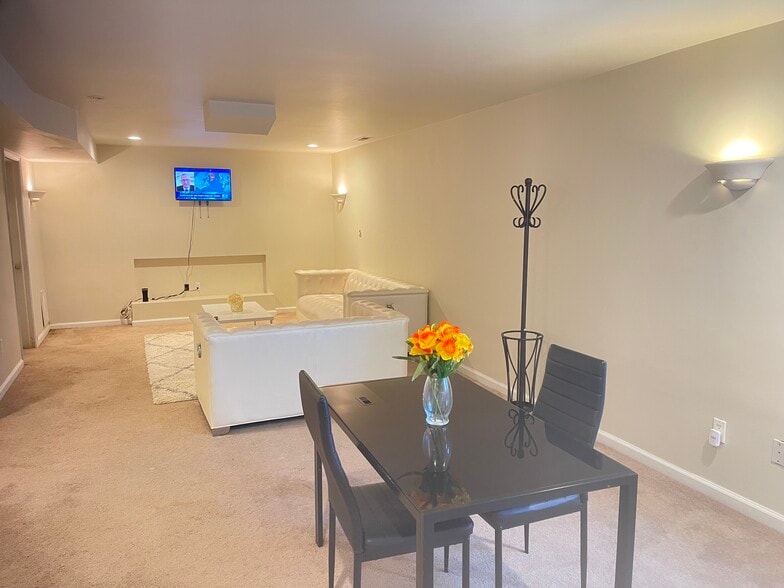 Building Photo - 10410 Napoleon St