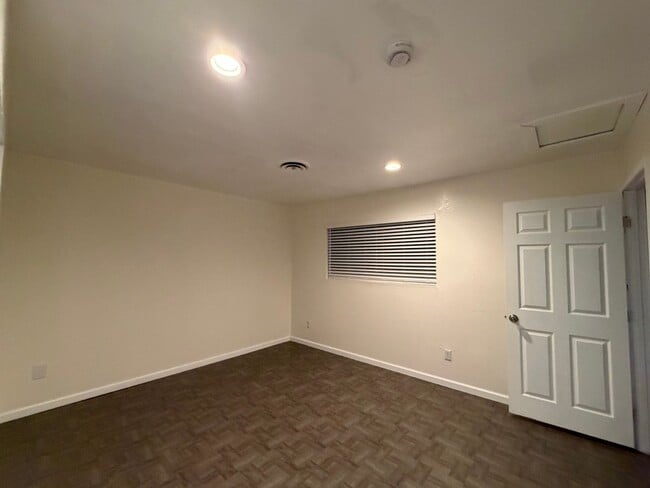 Building Photo - Move in ready 3 Bd 2BA home in upper NE Bakersfield