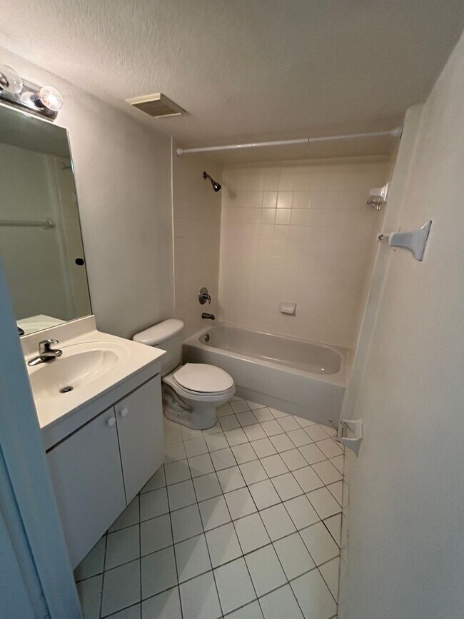 Building Photo - Beautiful 2/2 First-Floor Condo with Lake View in Homestead