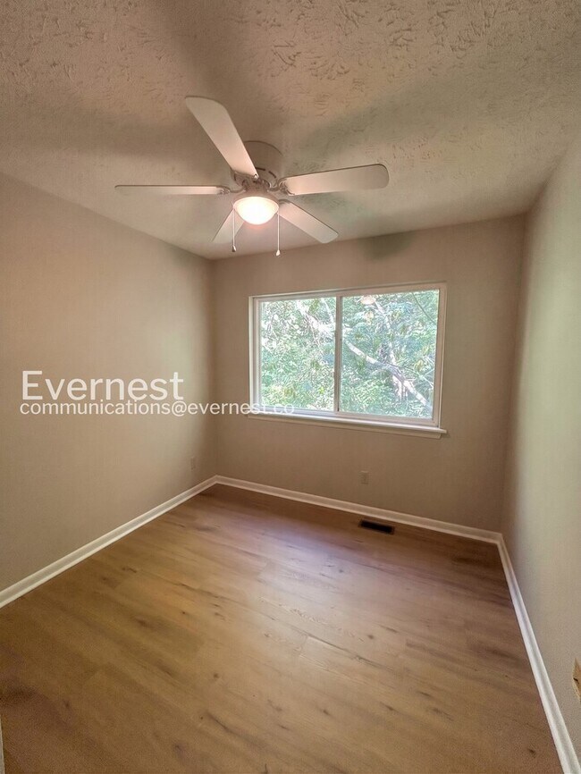 Building Photo - 3 Bed/1.5 Bath Townhome with Off-Street Parking / Available Soon!