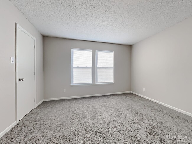 Building Photo - 2255 Westmere Dr