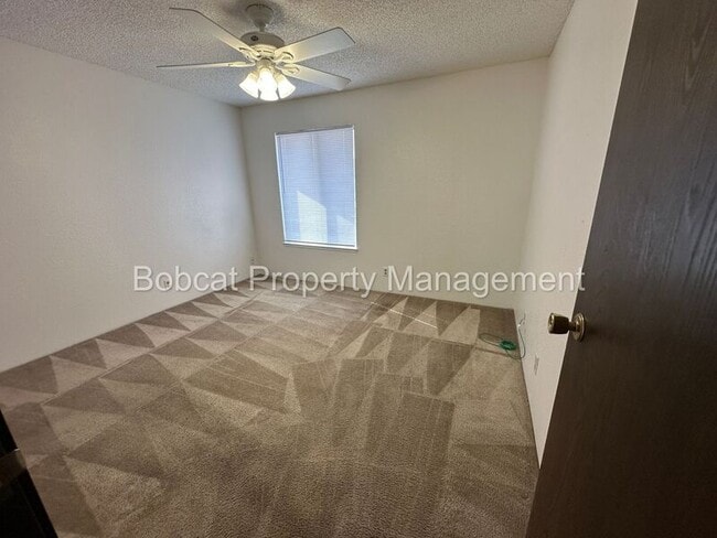 Building Photo - 400 S Saliman Rd