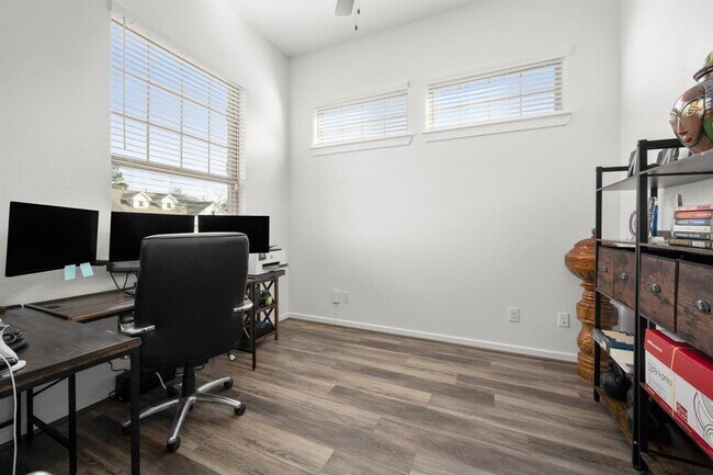 Building Photo - 9871 Twin Shores Dr