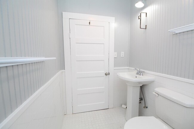 Building Photo - 618 N B St