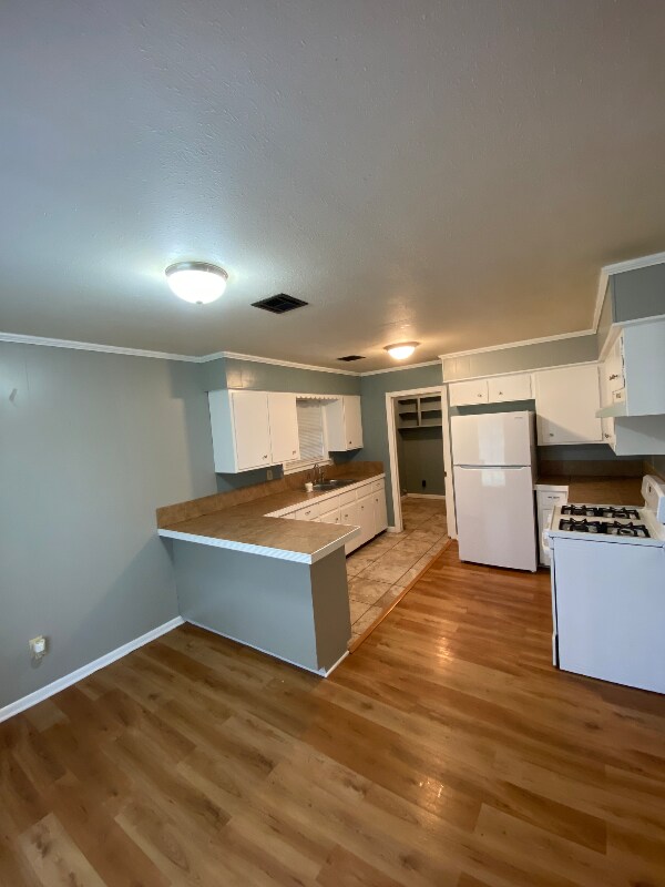 Building Photo - 125 N Loop St