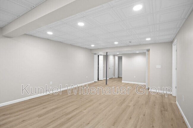 Building Photo - 105 Forest Oaks Dr