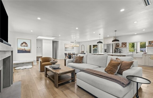 Building Photo - 240 W Gainsborough Rd