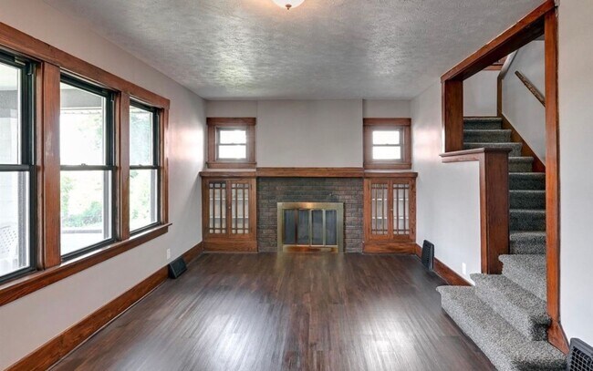 Building Photo - Beautiful & Spacious 3 Bedroom, 2 Bathroom Home in South Omaha – 1,872 Sq Ft