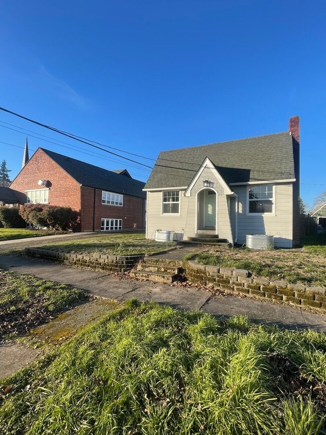 Building Photo - Large 2 Bedroom with Basement!