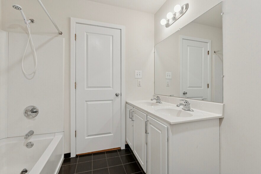 Building Photo - 1740 N Sydenham St