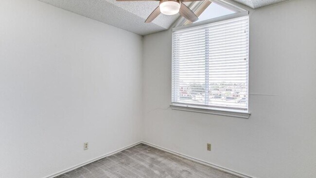 Building Photo - 2401 Brooke Ct