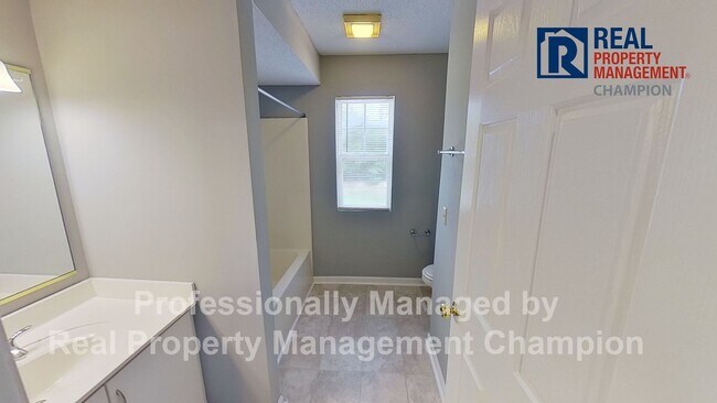 Building Photo - 3 BD/2 BA Upper Unit Condo in Hawthorne Park