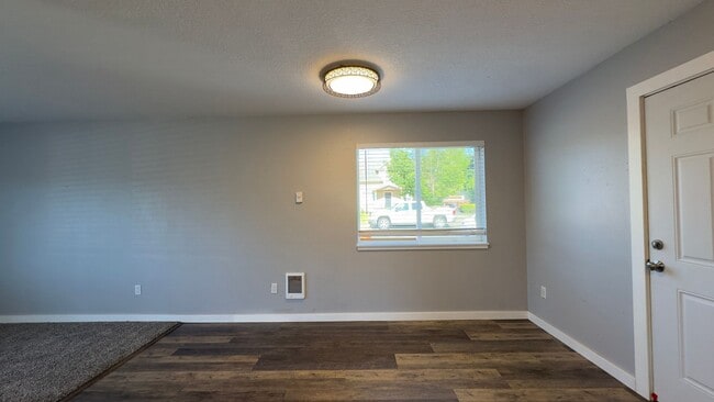 Building Photo - Updated 2 Bedroom Duplex in Hood River Heights