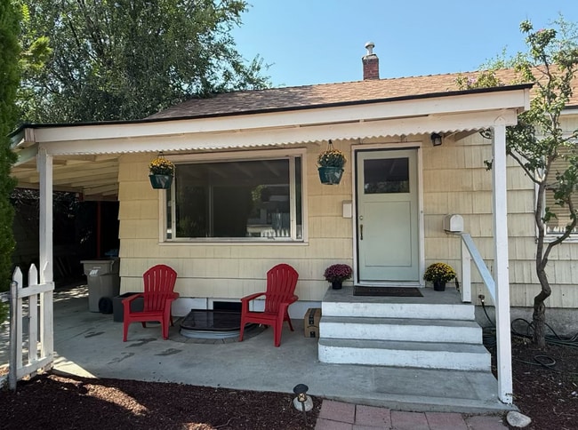 Building Photo - Charming 4-Bedroom Cottage Minutes from Do...