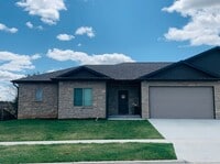 Building Photo - Beautiful 4 bedroom Walkout Ranch Townhome in South Lincoln