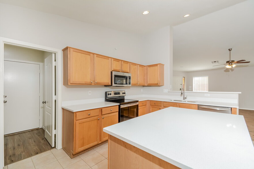 Building Photo - 15907 W Carmen Dr