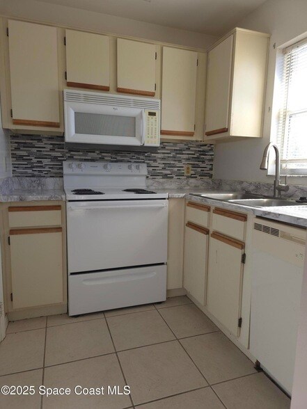 Building Photo - 245 Spring Dr