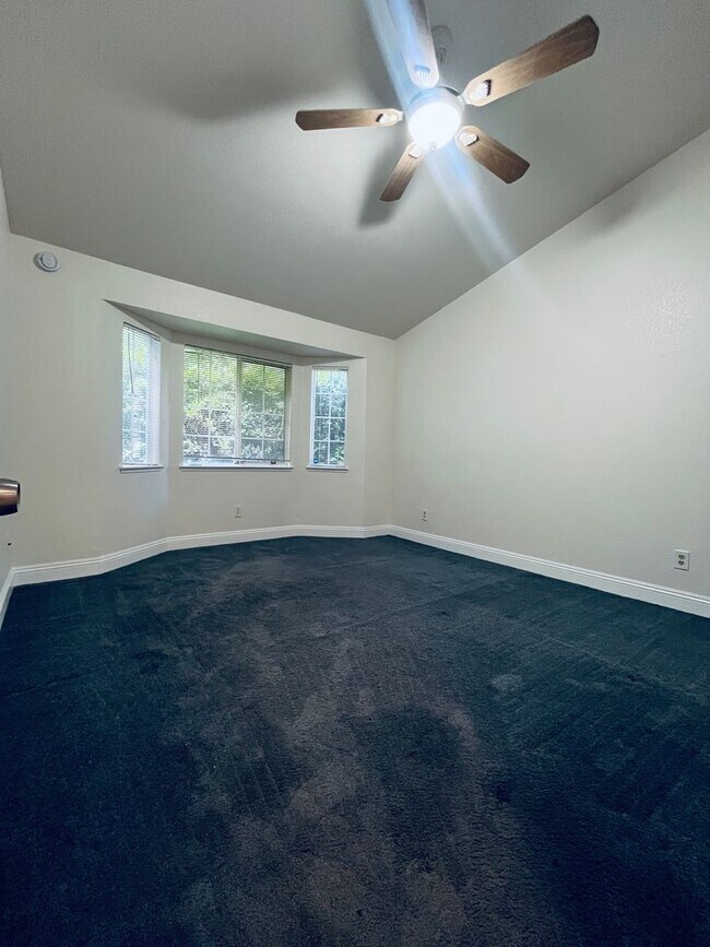 Building Photo - $2450 - 3 Bed/2 Bath Home in a Beautiful Neighborhood
