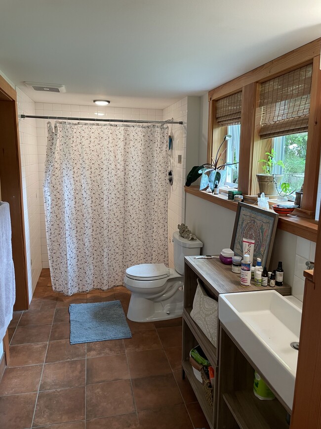 Studio - Bathroom - 5352 SW Custer St