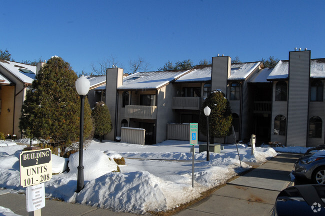 Building Photo - Pine Hollow Commons