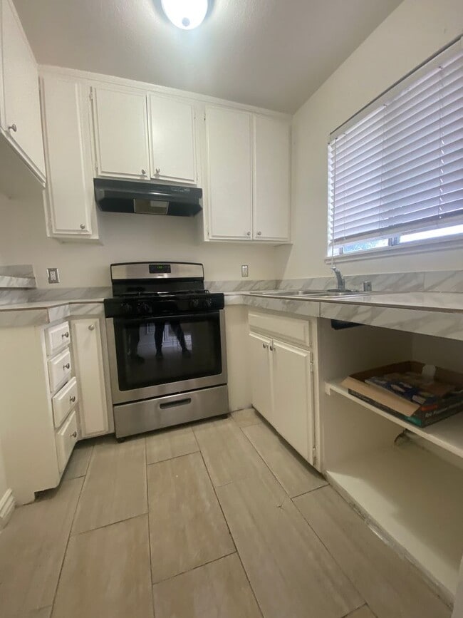 Building Photo - 16046 Wyandotte St