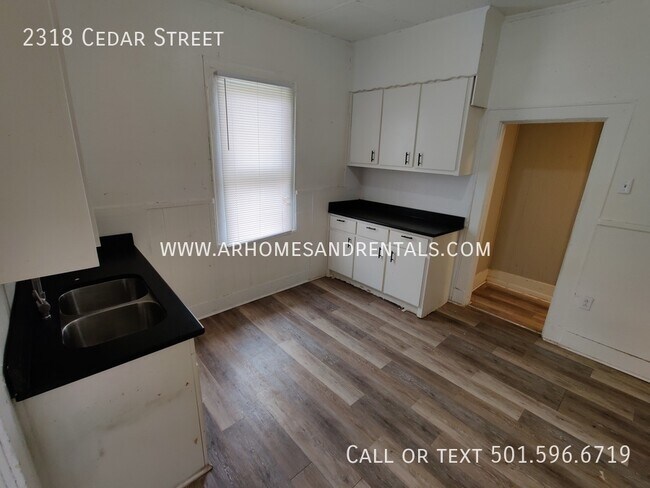 Building Photo - 2318 Cedar Street | $725 | 2 beds, 1 full ...