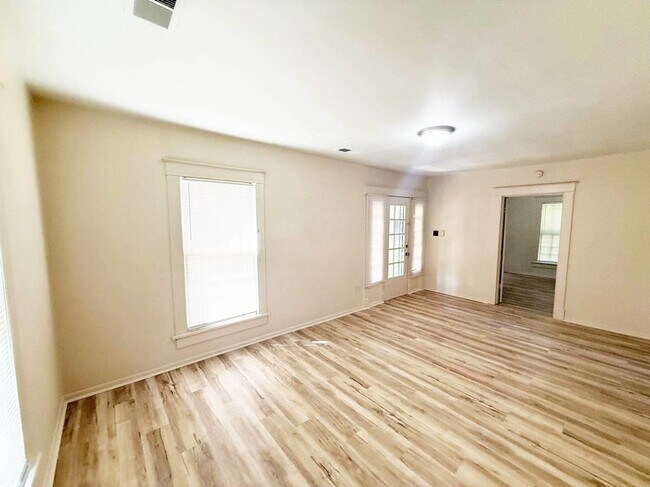 Building Photo - 446 Buntyn St