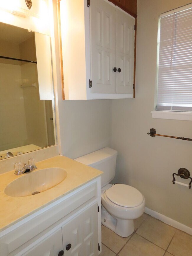 Building Photo - South Tyler! Spacious 3 Bedroom Duplex w/G...