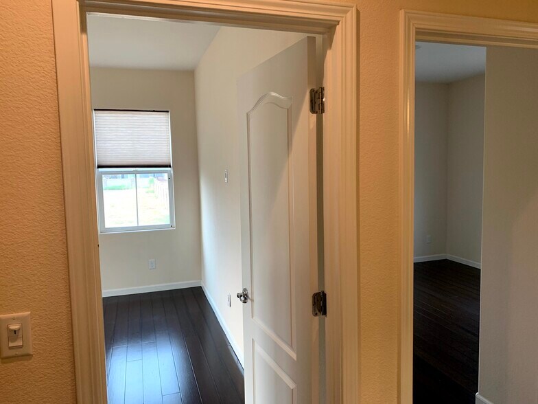 2nd Floor Guest Bed 2 - 5853 Flora Cmn