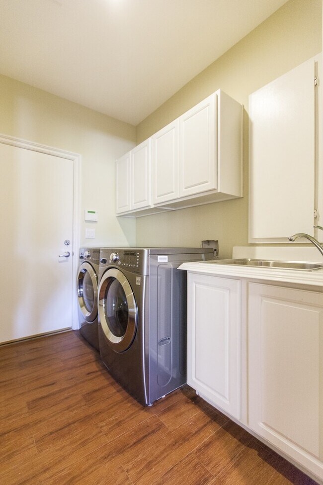 Building Photo - Rhodes Ranch Golf Course View