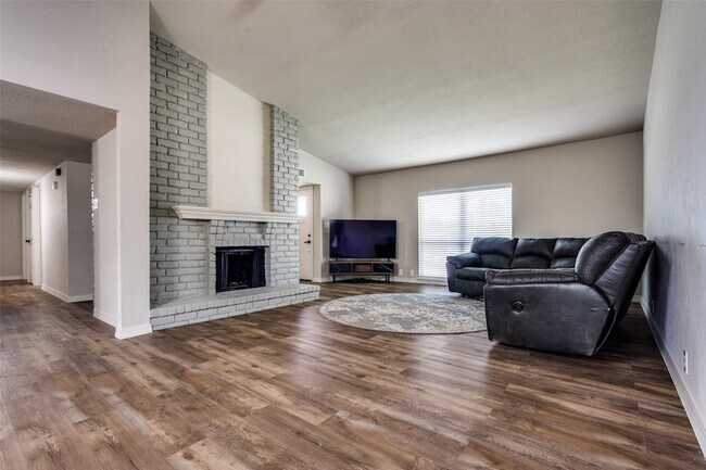 Building Photo - 5096 Thompson Dr
