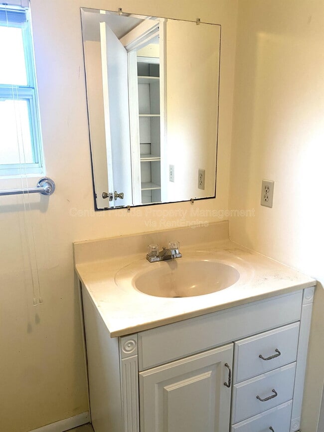 Building Photo - 1233 Virginia Dr