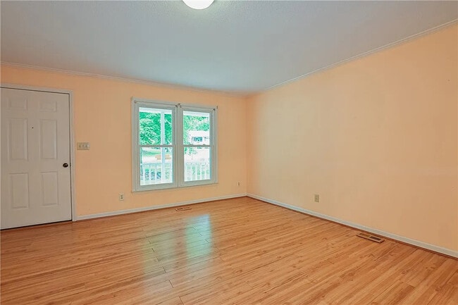 Building Photo - Room in House on Sanderson Dr