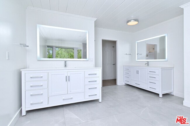 Building Photo - 4678 White Oak Ave