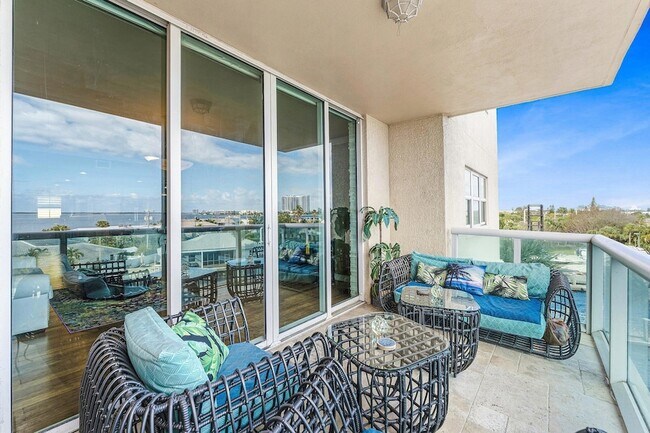 Building Photo - 2650 Lake Shore Dr