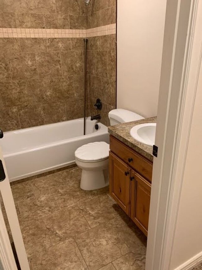 Building Photo - 3 Bed 2.5 Bath ROCK CREEK TOWNHOME in Rexb...