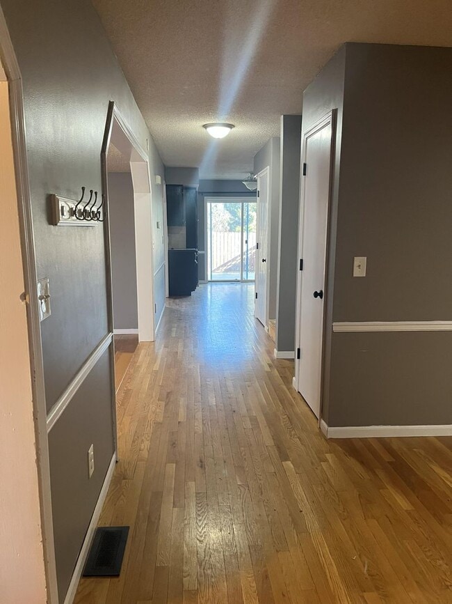 Building Photo - 3 bed 2.5 bath townhome off Bob Billings!