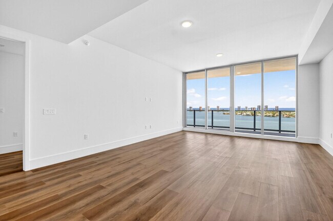 Building Photo - 220 Lake Shore Dr