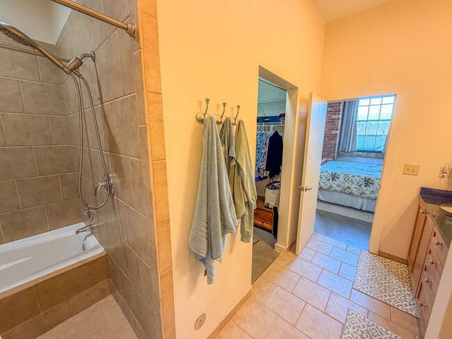 Building Photo - 400 Mills Ave