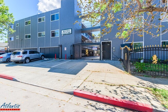 Building Photo - 439 S 4th St
