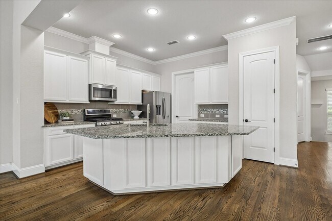 Building Photo - 1704 Oak Leaf Pass Dr