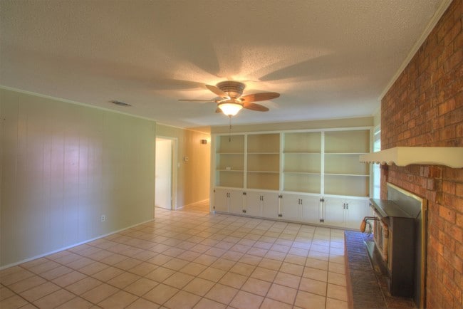 Building Photo - 303 Clements Rd