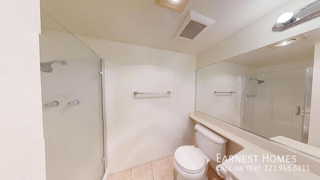 Building Photo - 6628 N Clybourn Ave