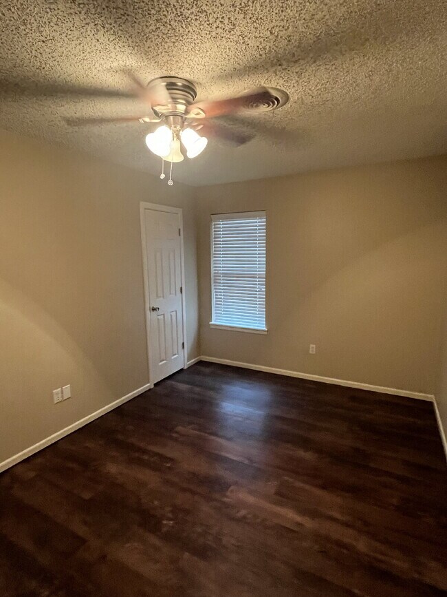 Building Photo - "Charming 3-Bedroom with 2 Full Baths in L...